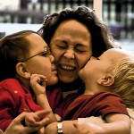 kids_kissing_parent