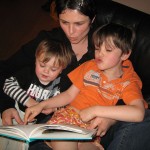 mom_children_reading